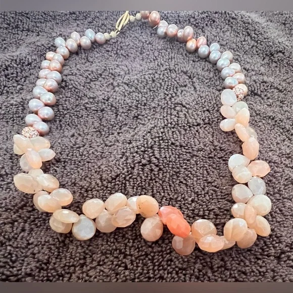 Elegant Pink Pearl & Rose Quartz (faux) Beaded Necklace. - Picture 2 of 4